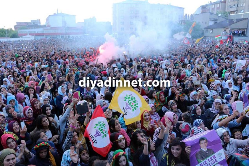 Ağrı'da HDP seçim kutlamasında kalabalık bayraklar ve meşalelerle kutlama yaptı
