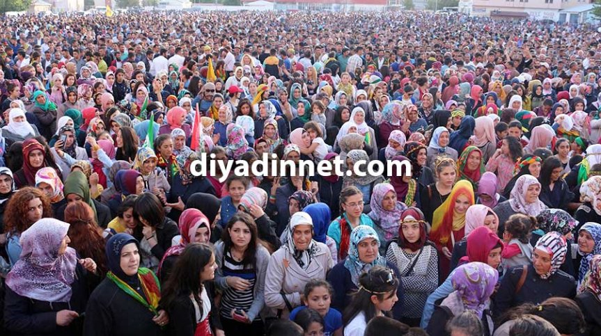 Ağrı'da HDP seçim kutlamasına katılan kalabalık vatandaş topluluğu