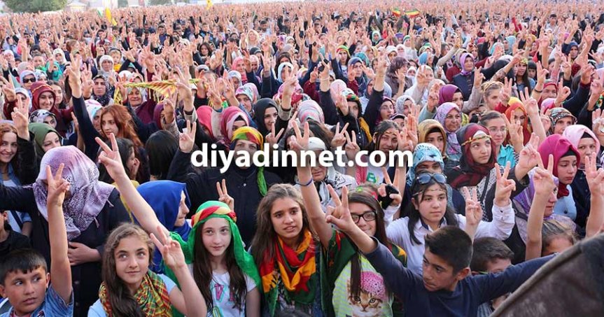 Ağrı'da HDP seçim kutlamasına katılan kalabalık zafer işareti yaptı
