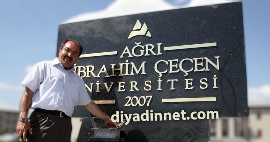 Prof. Dr. İrfan Aslan, Ağrı İbrahim Çeçen Üniversitesi kampüs girişindeki tabela önünde