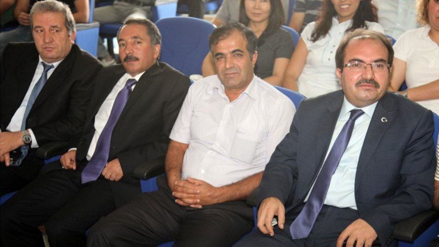 Ağrı İbrahim Çeçen Üniversitesi rektörlük seçiminde katılımcılar salonda oturuyor