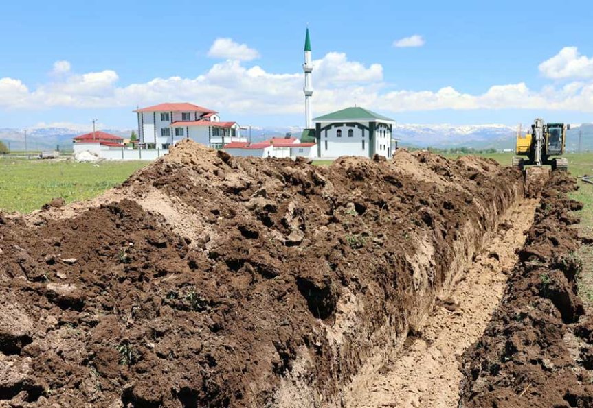 Ağrı Kazım Karabekir Mahallesi'nde yeni içme suyu hattı için açılan kazı alanı