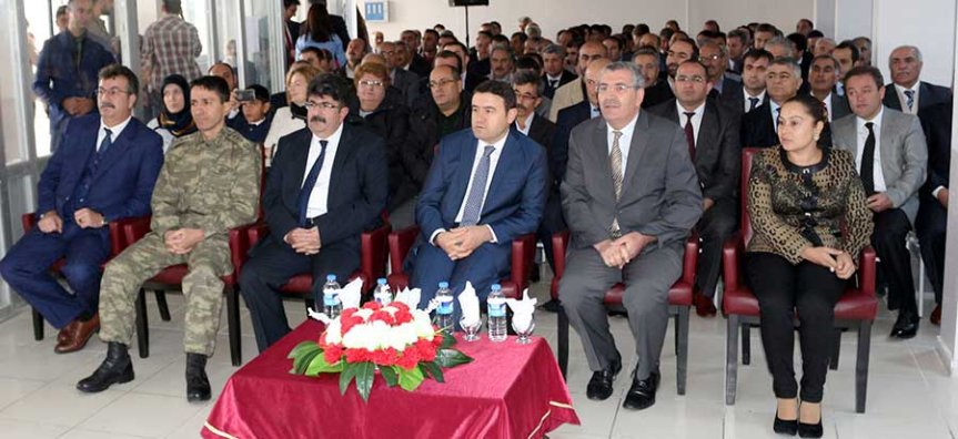 Ağrı'da lise açılış törenine katılan protokol üyeleri ve davetliler salonda oturuyor