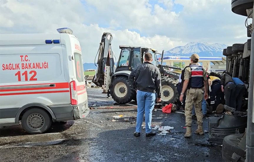 Ağrı'nın Patnos ilçesinde meydana gelen zincirleme kazaya sağlık, jandarma ve itfaiye ekipleri sevk edildi.