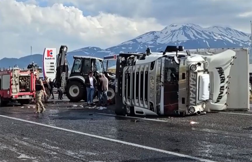 Patnos'ta büyükbaş hayvan yüklü tırın devrildiği zincirleme kazada ekipler bölgede çalışma yaptı.