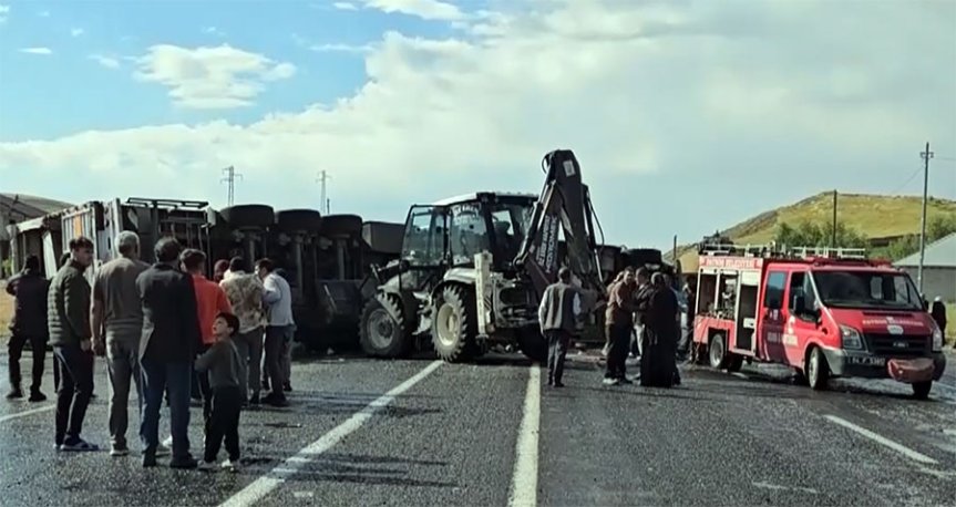 Ağrı Patnos'ta meydana gelen kazanın ardından itfaiye ve jandarma ekipleri kara yolunda güvenlik önlemi aldı.