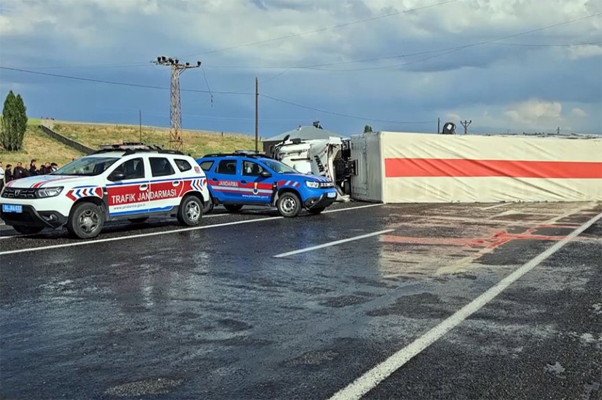 Ağrı'daki zincirleme trafik kazasında devrilen tırın çevresinde jandarma ekipleri inceleme yaptı.