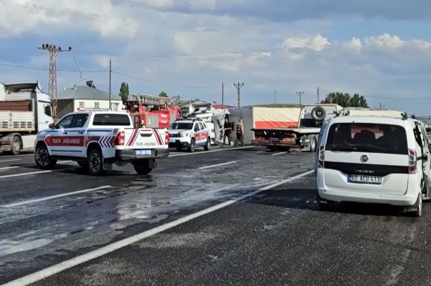 Zincirleme kazanın ardından Bitlis-Ağrı kara yolunda jandarma, sağlık ve itfaiye ekipleri çalışma yürüttü.