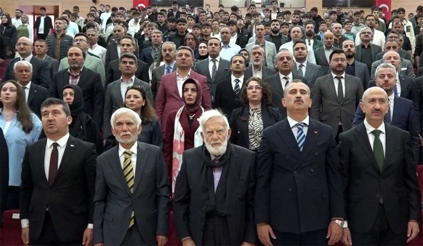Ağrı'da Sadettin Ökten Bilgi Şöleni'nde protokol ve katılımcılar salonda ayakta duruyor
