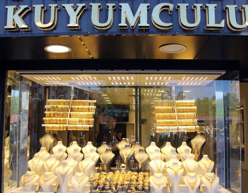 Ağrı Cumhuriyet Caddesi'ndeki kuyumcular, düğün sezonunda sahte altın riskine karşı vatandaşları uyardı.