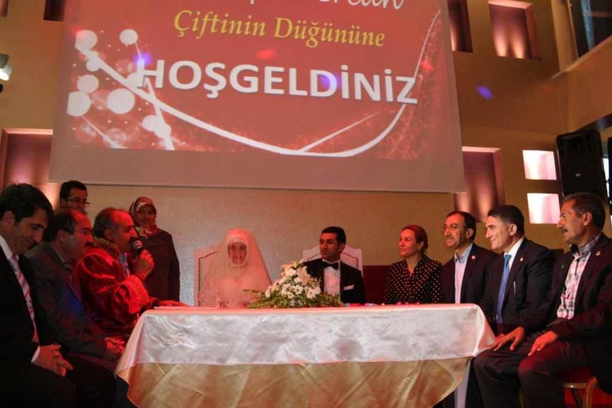Ağrı Star Düğün Salonu'nda Ercan Taşır ve Zeynep Karasungur nikah töreni