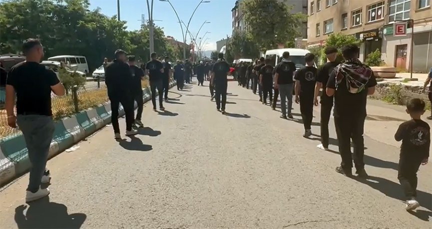 Taşlıçay'da vatandaşlar, Kerbela şehitlerini anmak için siyah kıyafetlerle yürüyüşe katıldı.