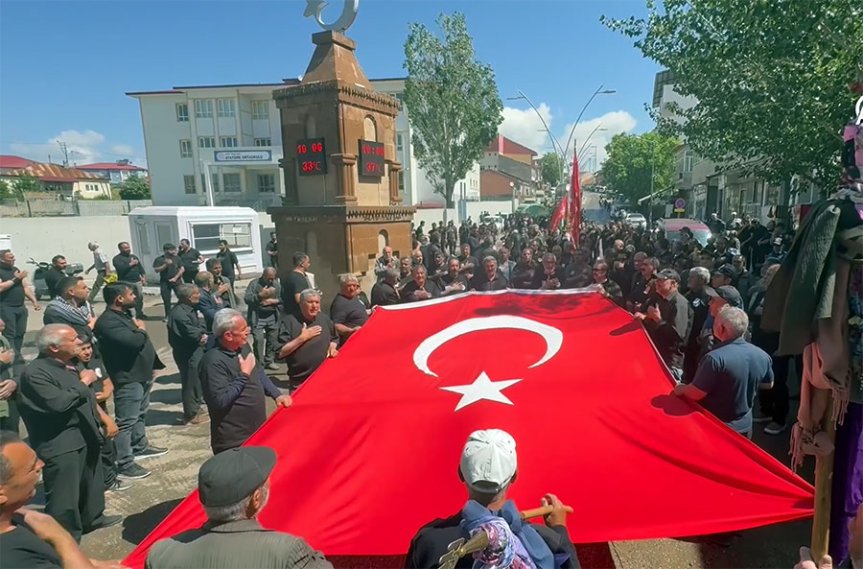 Ağrı Taşlıçay'da düzenlenen Kerbela anmasında vatandaşlar büyük Türk bayrağı etrafında toplandı.