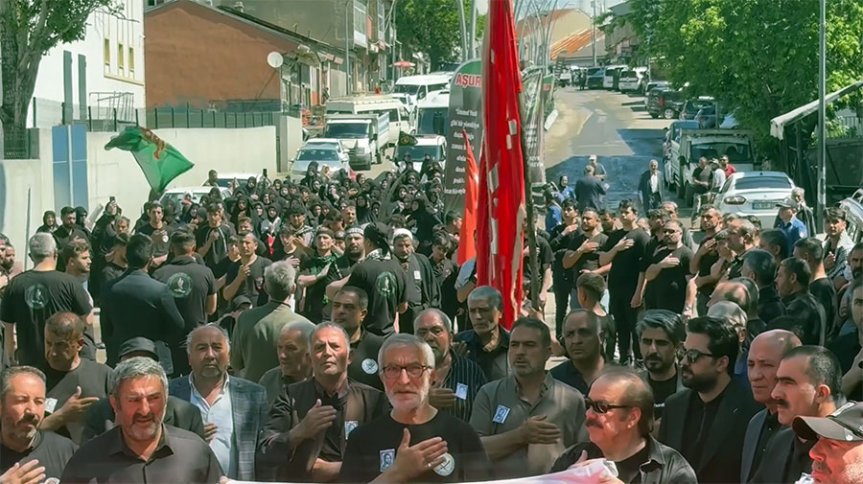 Kerbela şehitleri anmasında vatandaşlar, ilahiler okuyarak ve sinelerine vurarak programa katıldı.