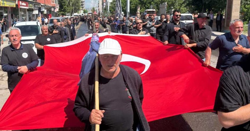Taşlıçay'da vatandaşlar, büyük Türk bayrağı taşıyarak Kerbela şehitlerini anma yürüyüşüne katıldı.