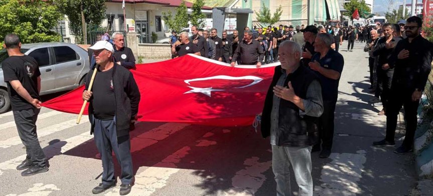 Kerbela şehitleri anmasında vatandaşlar Türk bayrağı taşıyarak Ehlibeyt Yeşil Camisi'ne yürüdü.
