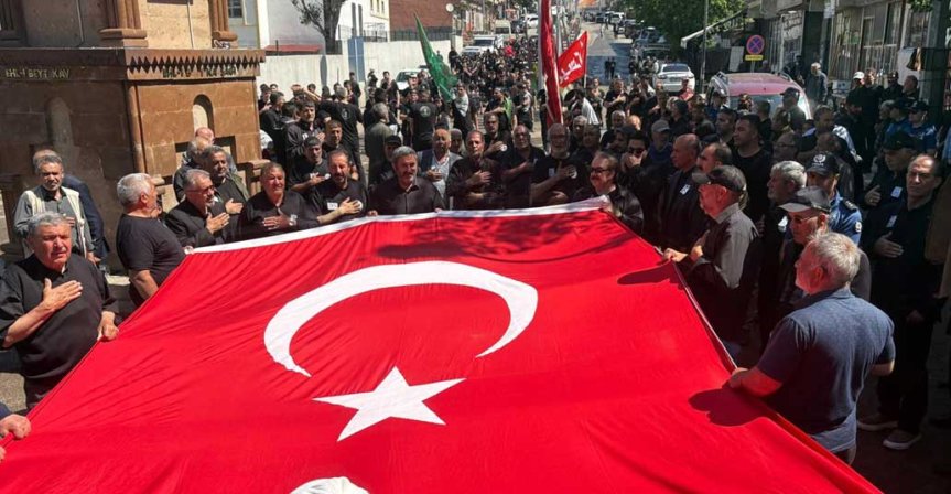 Vatandaşlar, Taşlıçay'daki anma töreninde büyük Türk bayrağı çevresinde Kerbela şehitlerini yad etti.