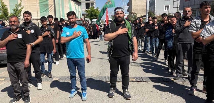 Taşlıçay'da vatandaşlar, Kerbela şehitleri için düzenlenen matem yürüyüşünde saf tuttu.
