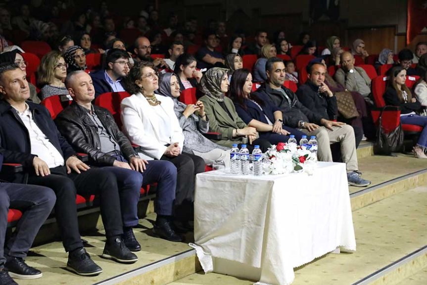 Ağrı'daki Türk Halk Müziği konserini izleyen Betül Bozkurt, protokol üyeleri ve vatandaşlar