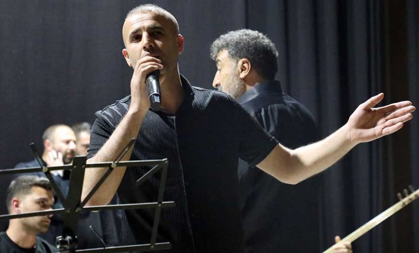 Ağrı Türk Halk Müziği konserinde solist mikrofonla türkü seslendirdi