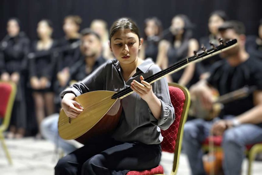 Ağrı'da Türk Halk Müziği Korosu konserinde bağlama çalan genç kursiyer