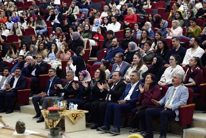 Ağrı Türkü Akşamı programında salondaki katılımcılar sanatçıları alkışlıyor