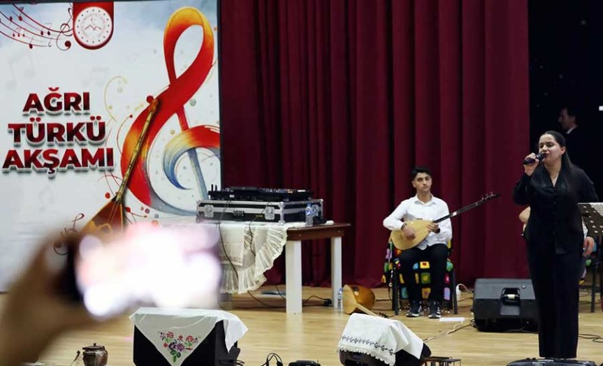 Ağrı Türkü Akşamı'nda kadın sanatçı sahnede türkü seslendiriyor