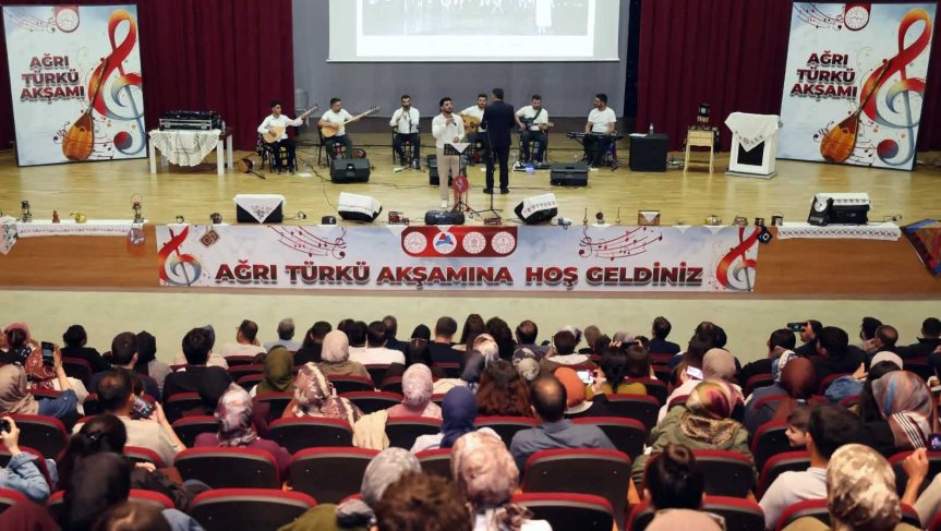 Ağrı Türkü Akşamı'nda sahnede müzisyenler ve salonda yoğun katılım