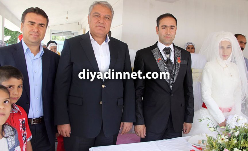 Ağrı Valiliği Basın Müdürü Hanifi Polat'ın düğününde savcı Sadi Doğan, vali Mehmet Tekin Arslan, damat Hanifi Polat ve gelin Esma Doğan