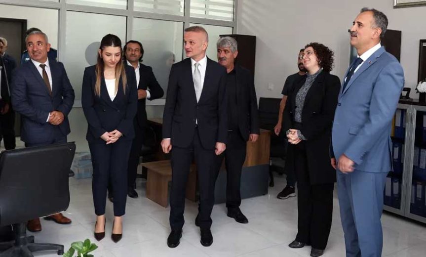 Ağrı Valisi Önder Bozkurt ve beraberindeki heyet Hamur Hükümet Konağı'nda incelemelerde bulundu