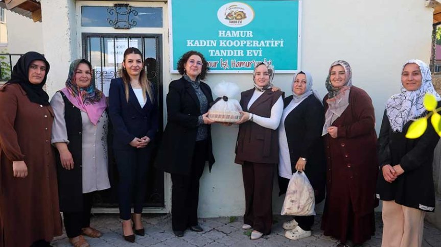 Vali Önder Bozkurt'un eşi Betül Bozkurt Hamur Kadın Kooperatifi'nde kadın girişimcilerle bir araya geldi