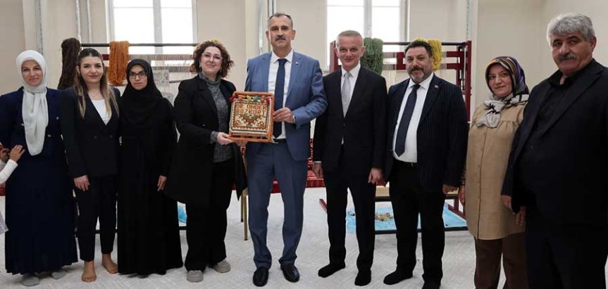 Ağrı Valisi Önder Bozkurt ve beraberindeki heyet Hamur Kümbeti'nde incelemelerde bulundu