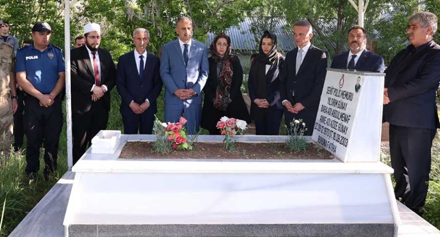 Vali Önder Bozkurt ve beraberindeki heyet Şehit Polis Memuru Yılmaz Günay'ın kabri başında dua etti