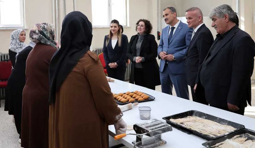 Vali Önder Bozkurt ve eşi Betül Bozkurt Hamur Kadın Kooperatifi'nde hazırlanan ürünleri inceledi
