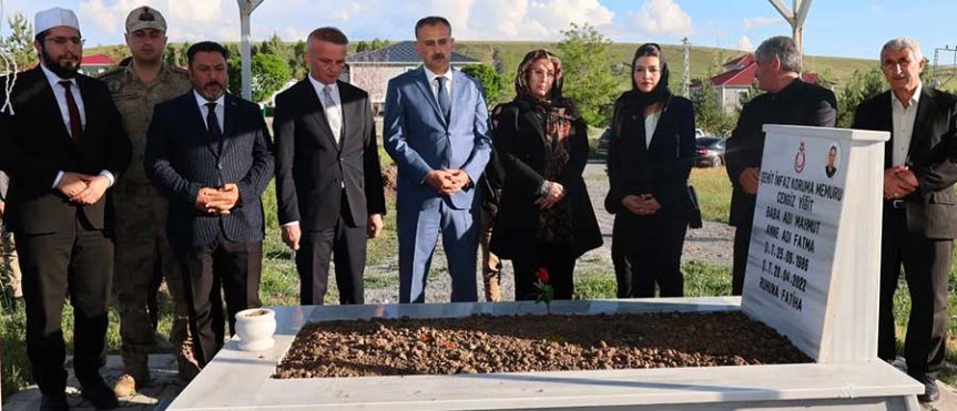 Ağrı Valisi Önder Bozkurt ve beraberindeki heyet Şehit İnfaz Koruma Memuru Cengiz Yiğit'in kabri başında dua etti