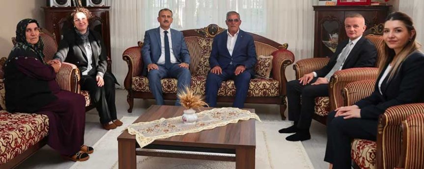 Vali Önder Bozkurt ve eşi Betül Bozkurt Şehit İnfaz Koruma Memuru Cengiz Yiğit'in ailesini ziyaret etti
