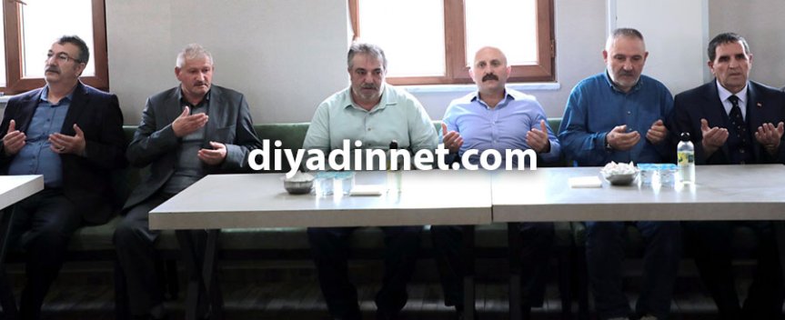 Ağrı Valisi Osman Varol'un Hatunoğlu ailesine taziye ziyareti sırasında yapılan dua
