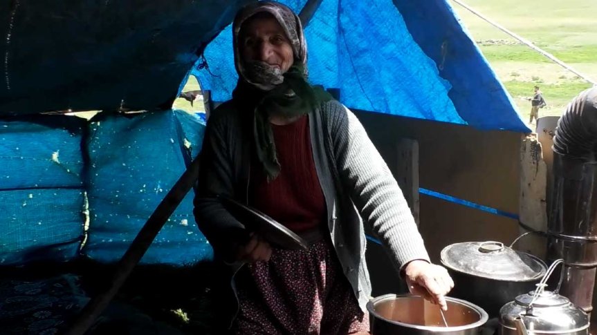 Ağrı'da yayla hayatını sürdüren yemek pişiren koyun yetiştiricisi kadın
