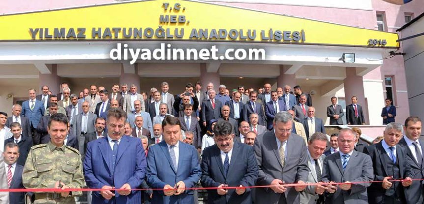 Ağrı Yılmaz Hatunoğlu Anadolu Lisesi açılışında protokol üyeleri kurdele kesiyor