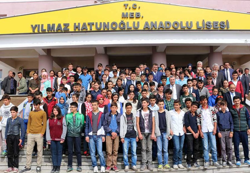 Ağrı Yılmaz Hatunoğlu Anadolu Lisesi açılışında öğrenciler ve protokol toplu fotoğraf çektiriyor