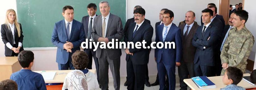 Protokol üyeleri Ağrı Yılmaz Hatunoğlu Anadolu Lisesi sınıflarını ziyaret ediyor