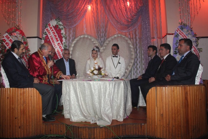 Ahmet Genç ve Bilgihan Gökçe düğününde nikah töreni yapılıyor