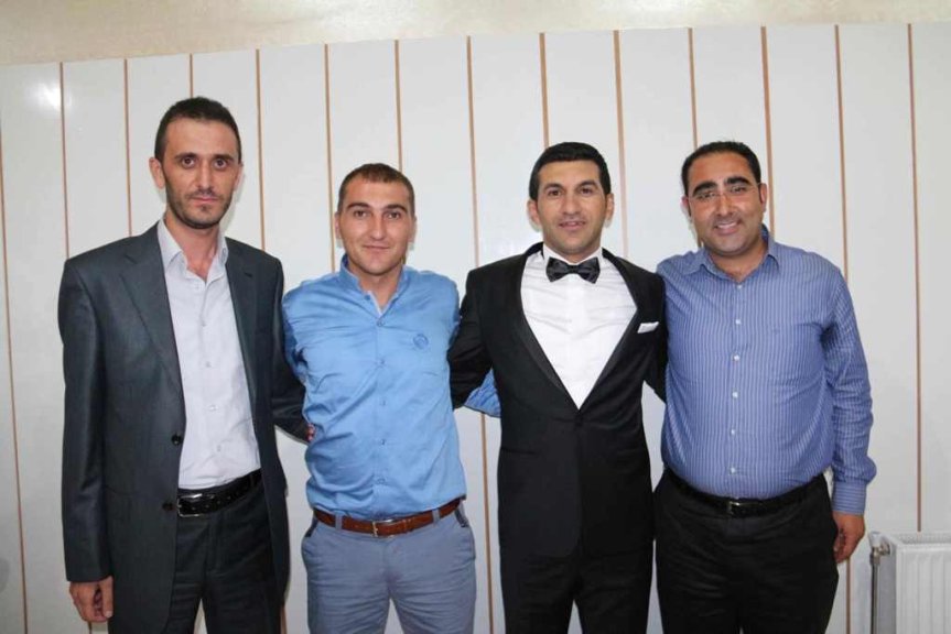 Ahmet Genç, Emrah Kocabey, Ercan Taşır ve Fethullah Yaman'ın düğünde hatıra fotoğrafı