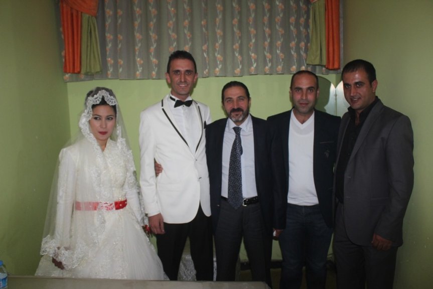 Ahmet Genç, Şükrü Akyüz ve gazeteci meslektaşları düğünde hatıra fotoğrafı çektiriyor