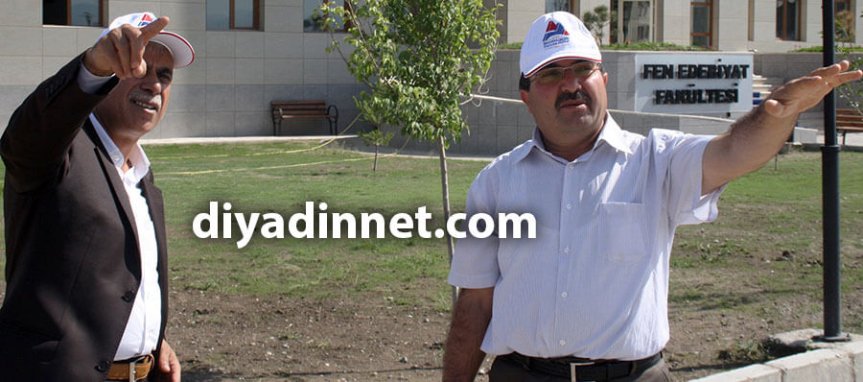 Alaettin Aslan ve Prof. Dr. İrfan Aslan, Ağrı İbrahim Çeçen Üniversitesi Fen Edebiyat Fakültesi önünde kampüsü inceledi.