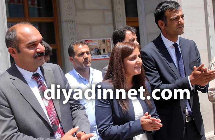 Berdan Öztürk, Dirayet Dilan Taşdemir ve Mehmet Emin İlhan mazbata töreni sonrası Ağrı adliyesi önünde yer aldı