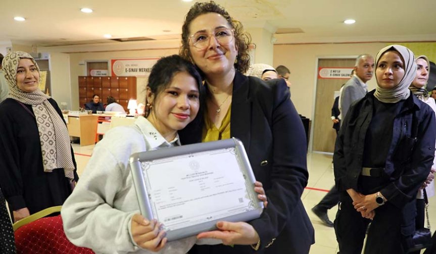 Ağrı Halk Eğitimi Merkezi kursiyerine şenlikte Betül Bozkurt tarafından sertifika verilmesi