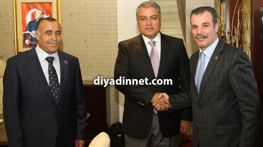 Bülent Osmanağaoğlu ve Ekrem Geçer, Vali Mehmet Tekinarslan'a hayırlı olsun ziyaretinde bulunuyor
