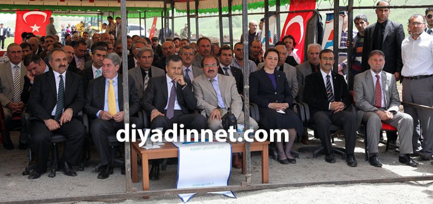 Celal Oruç Hayvansal Üretim Yüksekokulu için Eleşkirt'te düzenlenen törenden katılımcılar.