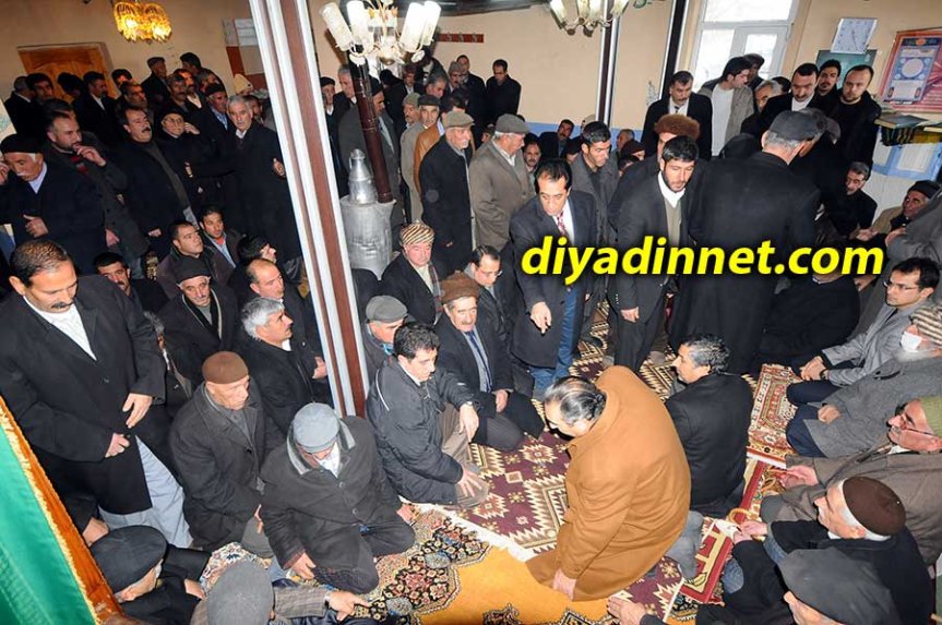 Ulukent köyündeki barış töreninde aşiret mensupları camide bir araya gelerek dua etti.